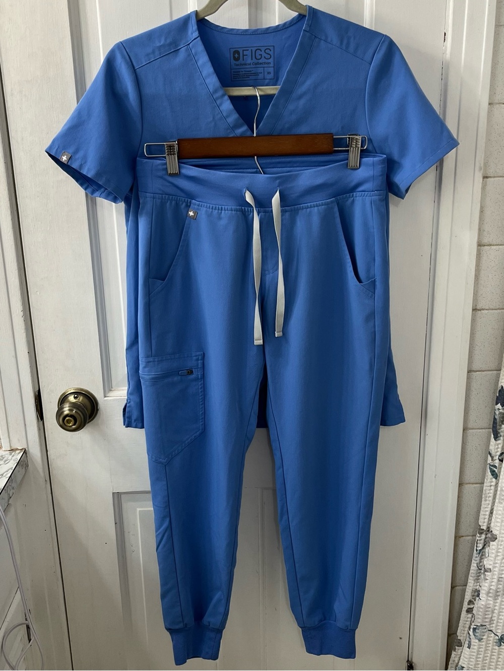 FIGS Women’s Scrub Set Ceil Blue Catarina Top XS Zamora Jogger Pants XS Petite